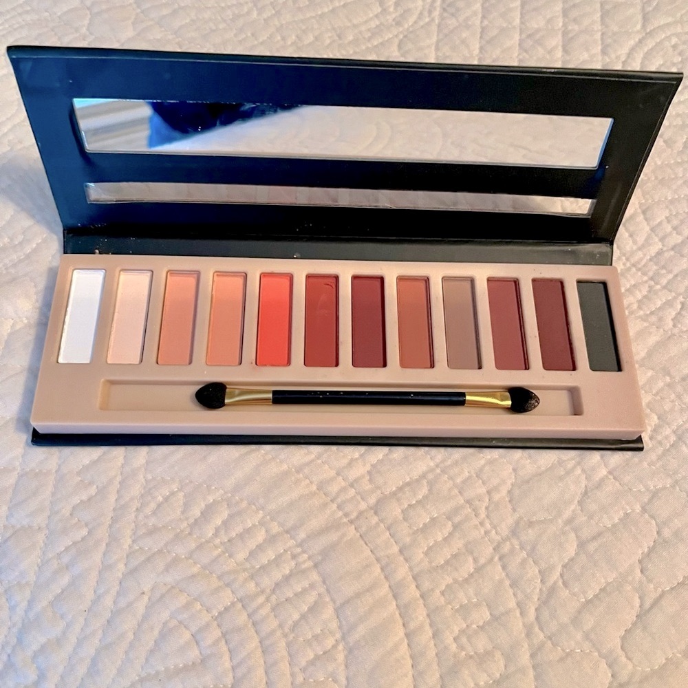 NWOT~”NAKEDS” Twelve Rich Color Eyeshadows with Applicator, and Mirror